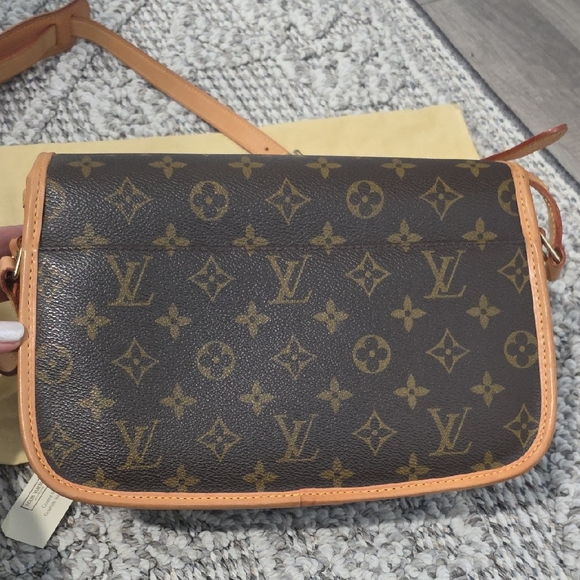 Authentic Louis Vuitton Sologne Crossbody Bag - Picture 3 of 10